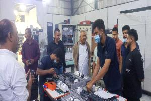 قيادة التعليم الفني بالعاصمة عدن تطّلع على تقنيات التصنيع وحلول الطاقة بمجموعة "أبراج الضياء"