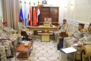 وزير الدفاع يشدد على تفعيل الرقابة والتفتيش وتعزيز العمل الاستخباري