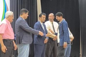 صندوق النظافة والتحسين بساحل حضرموت يكرم رئيس اتحاد الملتقيات الشبابية التطوعية في ختام فعاليات "أسبوع النظافة والبيئة 2026"