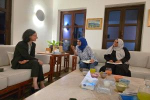 السفيرة الفرنسية تهنئ وزيرتي الشؤون القانونية وشؤون المرأة وتؤكد دعم باريس للحكومة