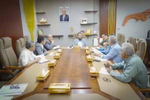 محافظ العاصمة المؤقتة عدن يرأس اجتماعًا موسعًا لمناقشة الإجراءات والخطوات الإصلاحية في قطاعي النقل والطرق