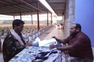 مدير عام الحوطة يدشن توزيع 1000 سلة غذائية للأسر الأشد فقرًا بلحج