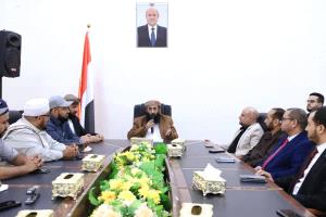 وزير الأوقاف يترأس اجتماعًا موسعًا لقيادة وموظفي الوزارة بالعاصمة المؤقتة عدن