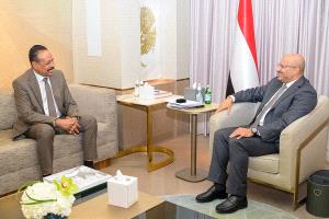 طارق صالح يلتقي وزير الأشغال العامة والطرق ويشدد على ضرورة استكمال المشاريع المتعثرة