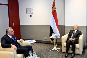 الرئيس رشاد العليمي يلتقي كبير مستشاري الشؤون العربية والأفريقية في الولايات المتحدة