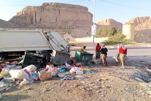 وحدة النظافة والتحسين بمديرية القطن تقوم بجمع  المخلفات من شوراع و أحياء المديرية