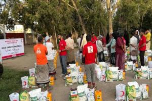 بتمويل من الهلال الأحمر التركي.. منتدى الإغاثة والبناء يوزّع 180 سلة غذائية في عدن