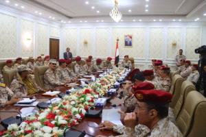 وزير الدفاع يترأس اجتماعاً موسعاً بقيادات الهيئات والمناطق العسكرية في عدن