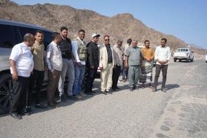 بتوجيهات وزير الاشغال العامة .. تسليم موقع مشروع تأهيل طريق حبيل جبر – العسكرية بلحج بطول 18 كيلومتراً الى الجهة المنفذة