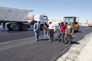 مدير عام جمرك شحن ومدير عام الأشغال بمحافظة المهرة يطلعان على استكمال طبقة الإسفلت الثانية في ساحة جمرك شحن