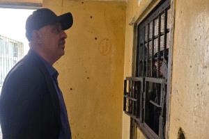 لجنة التحقيق في انتهاكات حقوق الإنسان تتفقد أوضاع 43 محتجزاً بمديرية الشمايتين في تعز