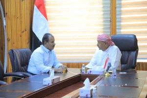 الوكيل بارباع يستقبل الوكيل السابق الأستاذ عامر سعيد العامري ويؤكد ضرورة تظافر جهود جميع الشخصيات الوطنية بالمحافظة