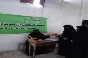 جمعية التعاون النسوية بلحج تبن توزع التمور بدعم من مؤسسة روابي ردفان