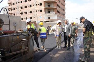 وزير الأشغال يدشن انطلاق أعمال إسفلت طريق التقنية إنماء في المنصورة بعدن