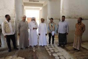 نائب مدير عام صندوق النظافة والتحسين يوقّع  على تسليم موقع مشروع تأهيل سوق الأسماك بمدينة الغيضة