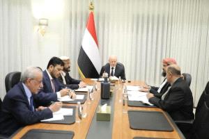 مجلس القيادة يؤكد دعمه الكامل للبرنامج الحكومي ويشيد بجهود المملكة للنهوض بأوضاع المحافظات المحررة