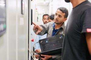 السعودية تعيد تشغيل الكهرباء في سقطرى بعد انقطاع يوم كامل