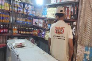 ضبط مواد غذائية منتهية الصلاحية ومخالفات تسعير الدواجن في مأرب