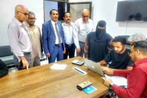 الوكيل الغتناني يدشن نظام البصمة الإلكترونية في المجمع الزراعي بعدن