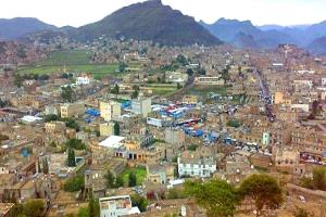 إصابة شيخ قبلي وشقيقه خلال اشتباك مسلح نتيجة خلافات أسرية في يريم