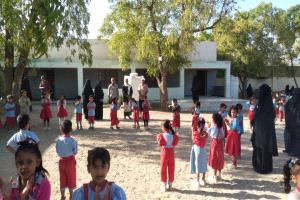 وفد تربوي من مكتب التربية بالمحافظة يزور رياض الأطفال بمديرية مودية