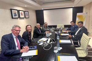 محافظ المهرة يلتقي فريق مكتب المبعوث الأممي الخاص إلى اليمن ويستعرض خصوصية المحافظة وأوضاعها العامة