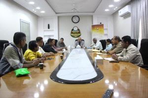 مدير تربية ساحل حضرموت يناقش سير العملية التعليمية مع مديري الإدارات التربوية