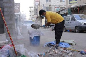 شاب عدني يقود مبادرة مفاجئة في الشيخ عثمان دعماً لجهود المحافظ عبدالرحمن شيخ