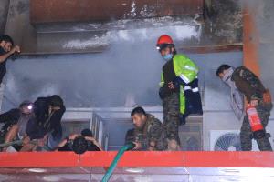 الدفاع المدني مسنودًا بقوات  أمنية بشرطة مأرب يخمد حريقًا في عدد من المحلات التجارية بمأرب