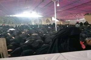 طوابير الجوع في إب.. نساء يفترشن الأرض بحثًا عن وجبات غذائية