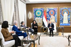 رئيس مجلس القيادة يؤكد التزام اليمن بالشراكة الوثيقة مع المجتمع الدولي في مجال مكافحة الإرهاب وحماية الممرات المائية