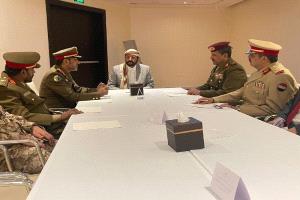 العرادة يلتقي رئيس هيئة الأركان والقيادات العسكرية المشاركة في معرض الدفاع العالمي