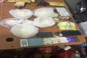 قوات درع الوطن بالمهرة تضبط كميات من مخدر الشبو وتلقي القبض على أحد المروجين في شحن