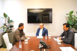 الخنبشي واليافعي يبحثان تعزيز التنسيق المؤسسي وأهمية العلاقة التاريخية بين محافظتي عدن وحضرموت