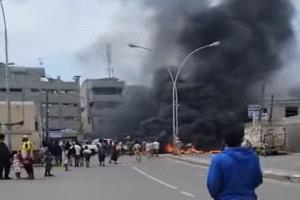 احراق اطارات واعمال تعطيل تشل الحركة في الشيخ عثمان وتثير سخطاً شعبياً واسعاً