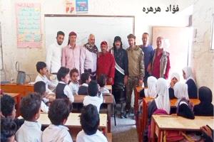 الشيخ حيدرة هرهره ورئيس اللجنة المجتمعية بالصرفة يزوران مدرسة الفقيد يحيى قحطان عمر