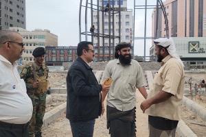 مدير عام المنصورة يتفقد مستوى إنجاز مشروع "إنشاء متنفس مثلث دوار السفينة"