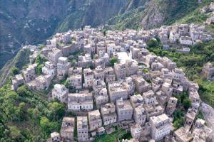 جبل صبر... ملك يحمي مدينة تعز ويحتضنها