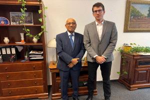 السفير أحمد ناجي يبحث مع مسؤول مجري سبل تعزيز العلاقات بين البلدين