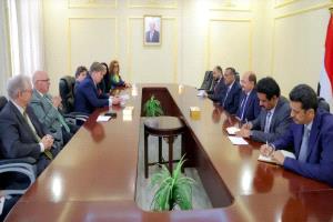 رئيس الوزراء يدعو إلى ضغط دولي موحد على الحوثيين ويؤكد التزام الحكومة بخيار السلام