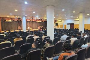 سيئون تشهد عرضاً مسرحياً غنائياً يجسّد قضايا المبدعين الشباب