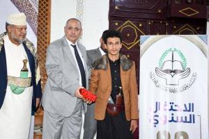 وكيل أول محافظة تعز يكرم 106 يتيم ويتيمة في فعالية اقامتها مجموعة الشيباني