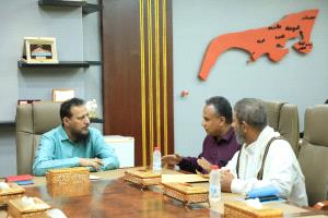 محافظ العاصمة المؤقتة عدن ورئيس الهيئة العامة للمصائد السمكية بخليج عدن يناقشان آليات تنظيم وتطوير العمل والارتقاء بالقطاع السمكي