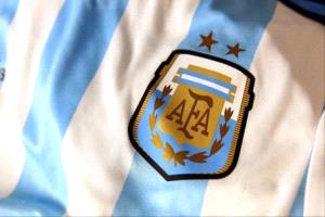 محكمة أرجنتينية تمنع رئيس اتحاد الكرة من السفر وتستدعيه للتحقيق