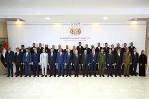 مسؤول بارز: الحكومة ستعود بكامل طاقمها إلى عدن باستثناء شخصية مهمة