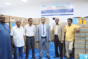 الوكيل العامري يدشن منحة الأدوية والمحاليل الوريدية المقدمة من منظمة اليونيسيف لمكتب الصحة بالوادي والصحراء