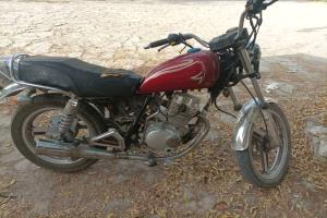 مركز شرطة روكب التابع لإدارة أمن مديرية المكلا يلقي القبض متهم يمتهن سرقة الدراجات النارية