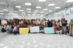 وقفة احتجاجية لموظفي مطار الريان الدولي تطالب بإقالة مدير عام المطار