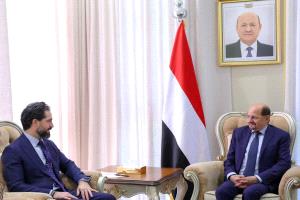 القائم بالأعمال الأمريكي يرحب بتشكيل الحكومة اليمنية ويؤكد تعزيز التعاون الأمني