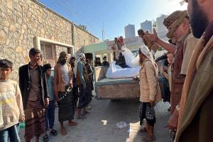 تفاصيل حادثة احتراق حافلة الركاب في مديرية المحفد… 16 وفاة وناجٍ وحيد